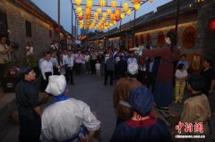 河南安阳：仓巷街民俗展演点亮民族团结宣传街区